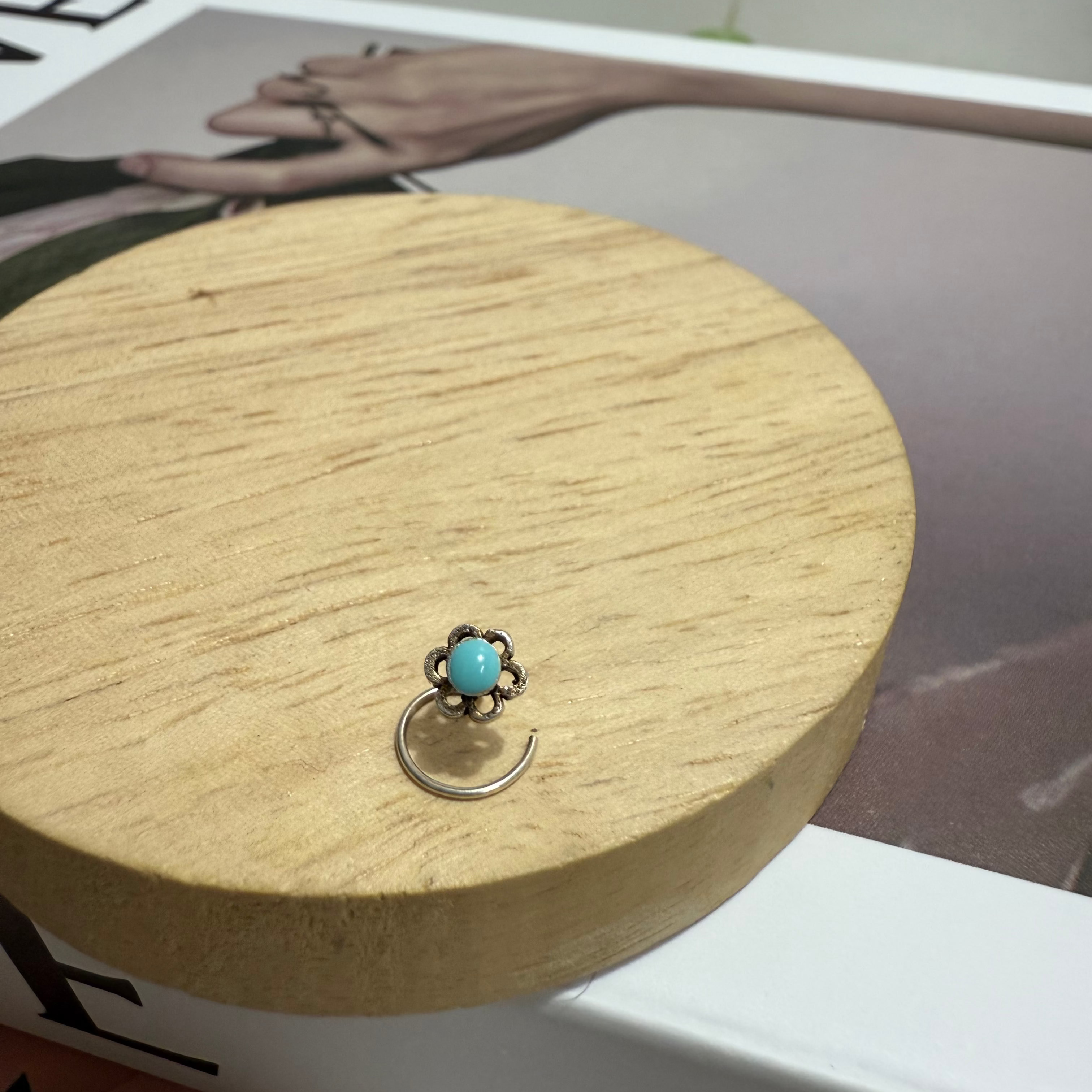 Jasmine pierced nosepin