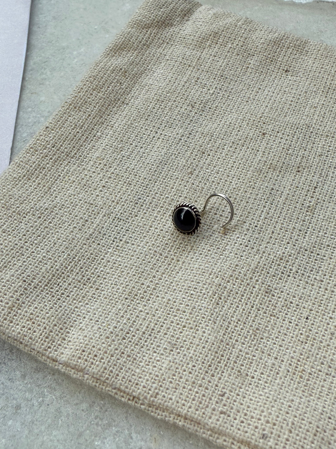 Onyx pierced nosepin