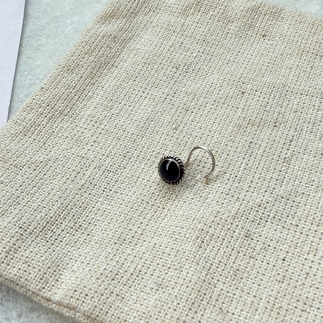 Onyx pierced nosepin
