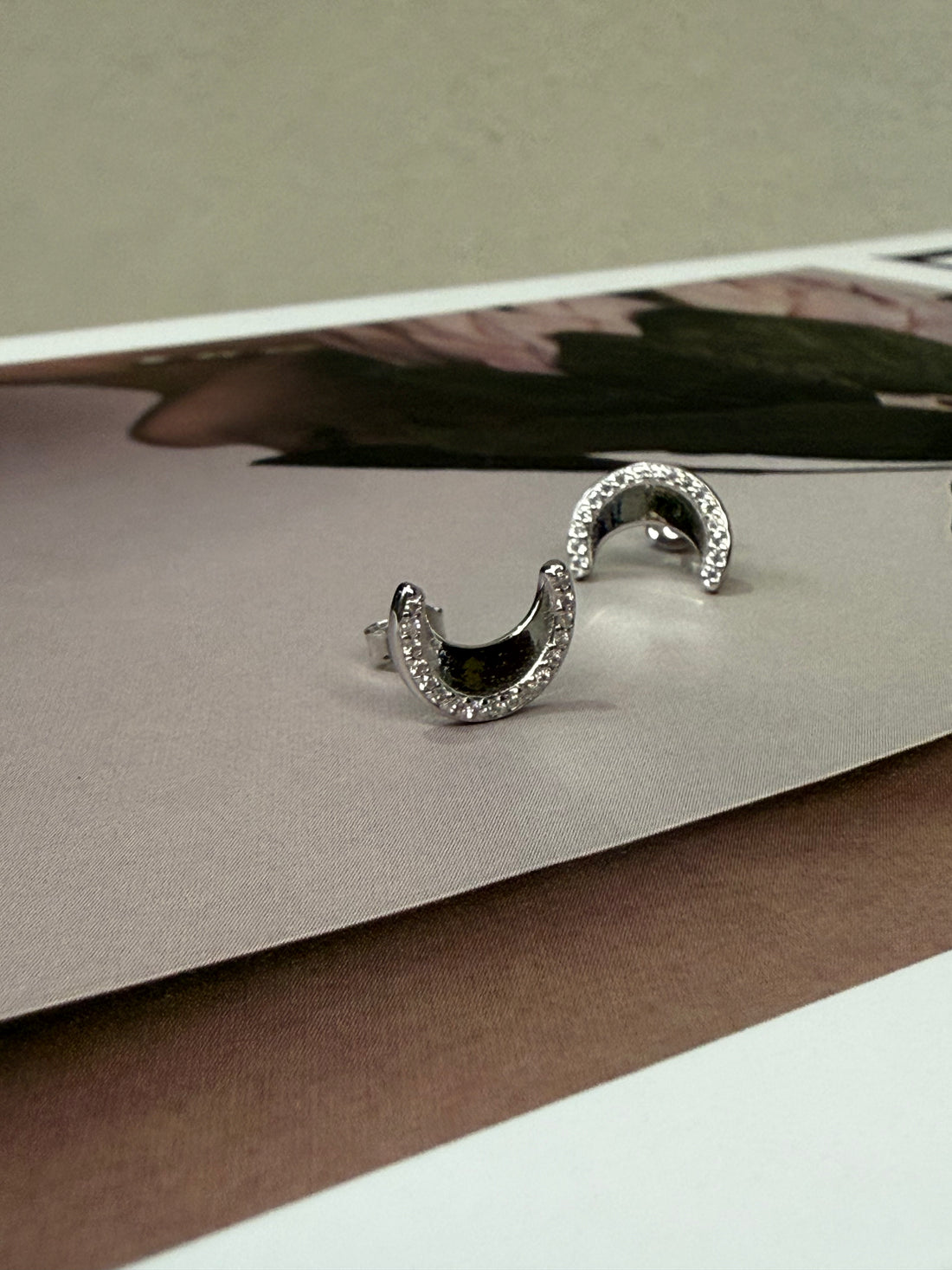 Moon studs