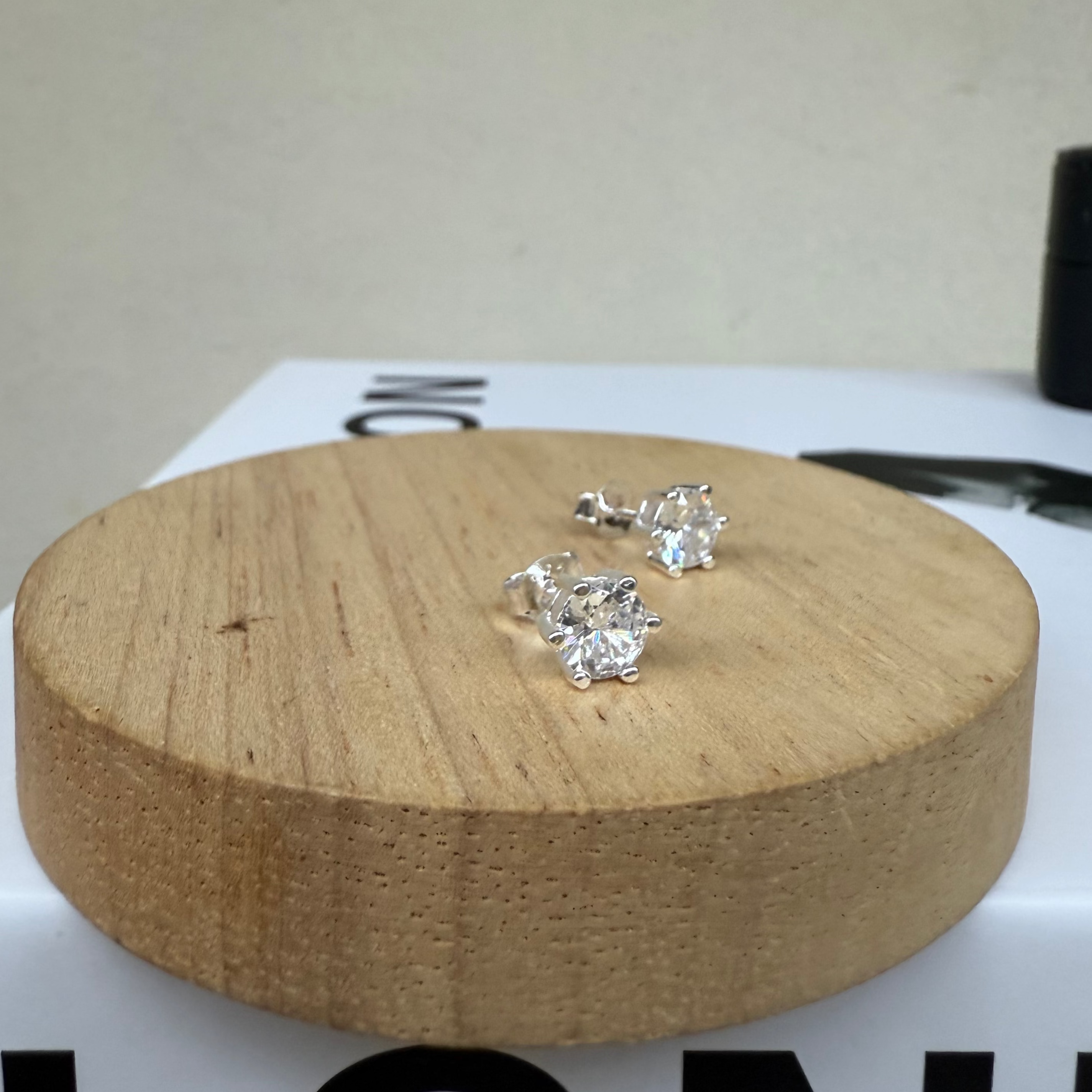 8mm zircon studs