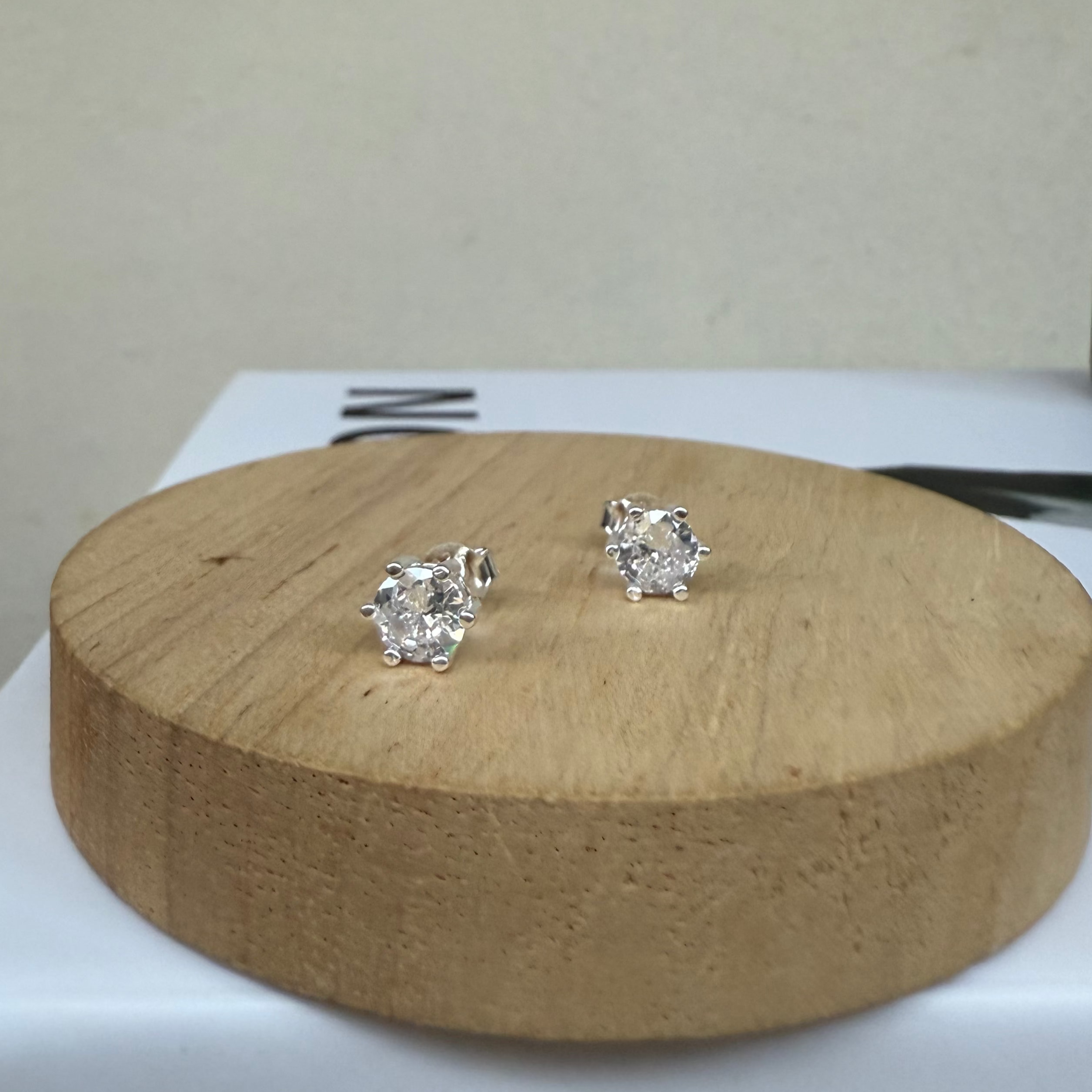 8mm zircon studs