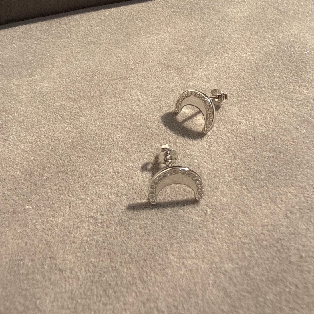 Moon studs